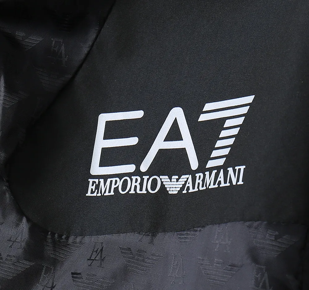 Armani official website Same Style, complete with three labels, on sale in advance. 2026 Autumn and Winter New Arrival men's jacket, Original with complete three labels, Premium version. Custom-made fabrics at the counter. Breathable, high comfort, impeccable details, brand element design concept, reflecting high quality. It feels delicate and soft, presents a casual cut, and has a great upper body shape. Sizes: M～3XL,